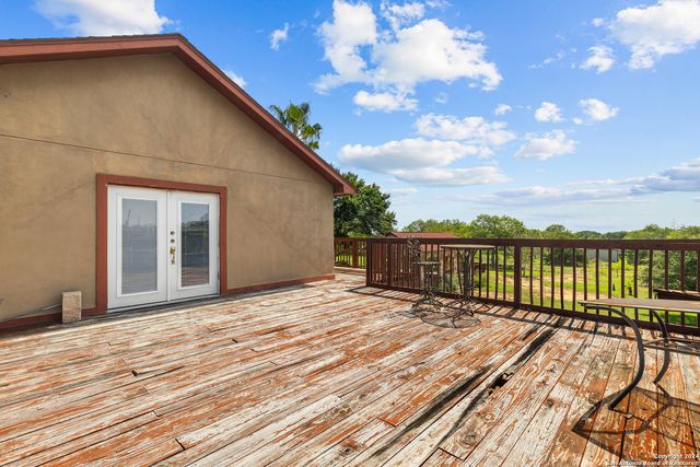 424 HOMECREST DR, La Vernia, TX 78121