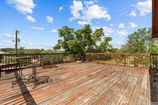 424 HOMECREST DR, La Vernia, TX 78121