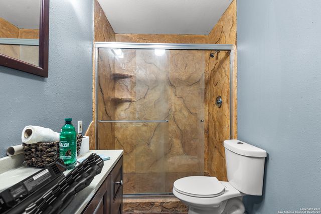 424 HOMECREST DR, La Vernia, TX 78121