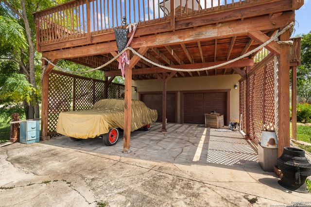 424 HOMECREST DR, La Vernia, TX 78121