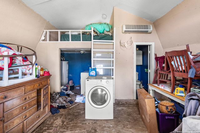 424 HOMECREST DR, La Vernia, TX 78121