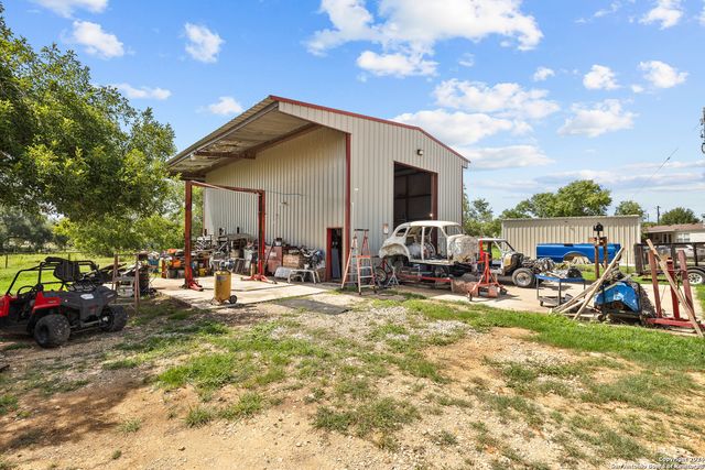 424 HOMECREST DR, La Vernia, TX 78121