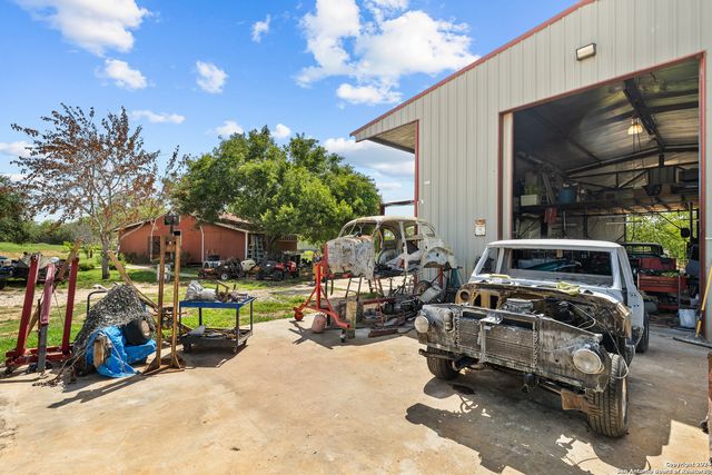 424 HOMECREST DR, La Vernia, TX 78121