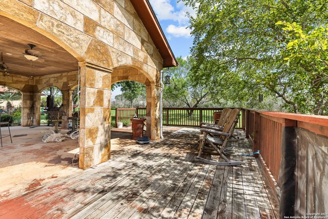424 HOMECREST DR, La Vernia, TX 78121