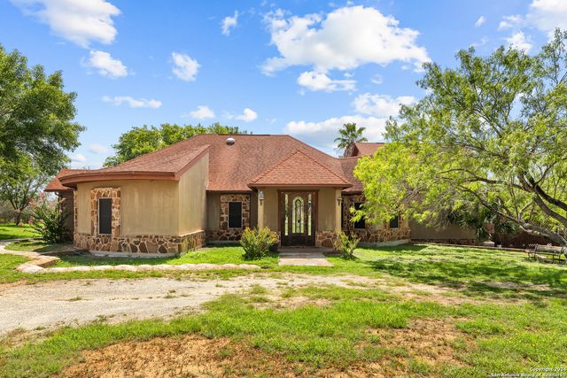 424 HOMECREST DR, La Vernia, TX 78121