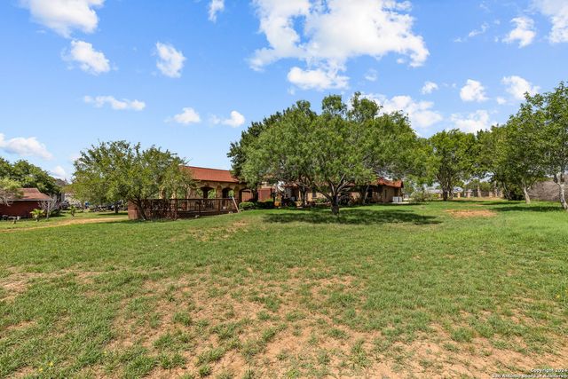 424 HOMECREST DR, La Vernia, TX 78121