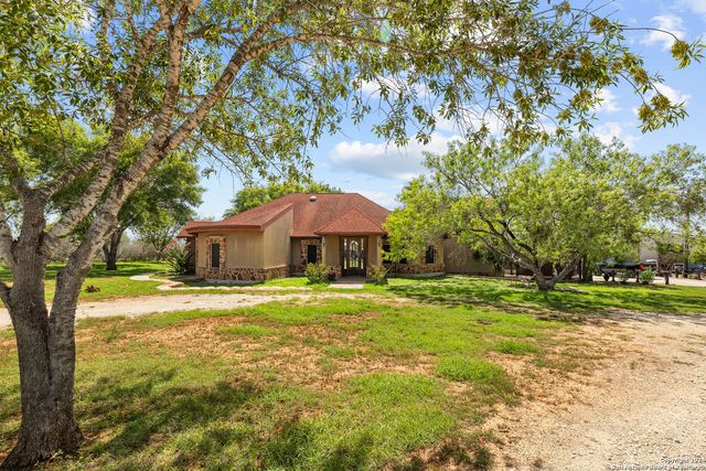 424 HOMECREST DR, La Vernia, TX 78121