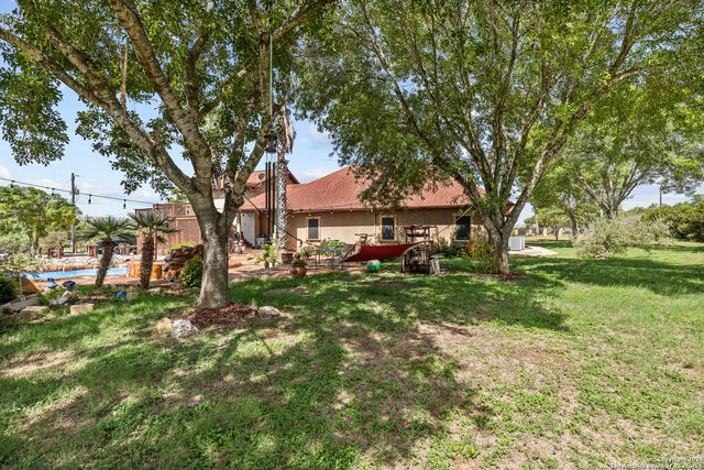 424 HOMECREST DR, La Vernia, TX 78121