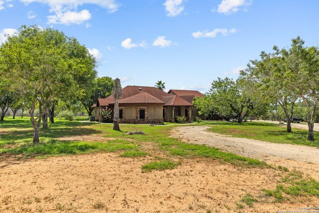424 HOMECREST DR, La Vernia, TX 78121