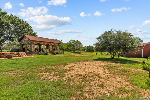 424 HOMECREST DR, La Vernia, TX 78121