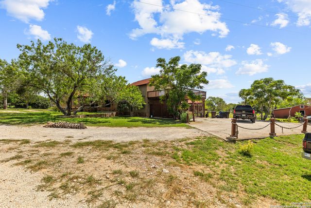 424 HOMECREST DR, La Vernia, TX 78121
