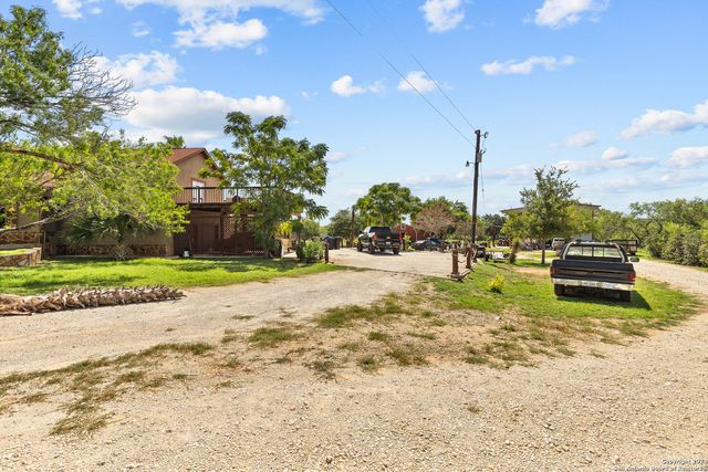 424 HOMECREST DR, La Vernia, TX 78121