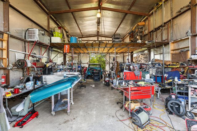 424 HOMECREST DR, La Vernia, TX 78121