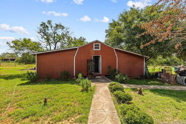424 HOMECREST DR, La Vernia, TX 78121