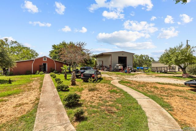 424 HOMECREST DR, La Vernia, TX 78121