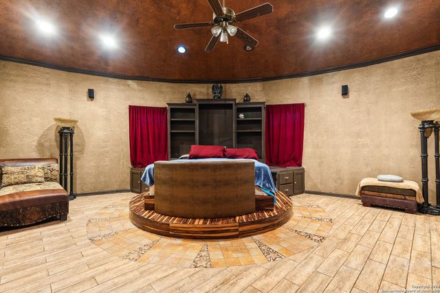 424 HOMECREST DR, La Vernia, TX 78121