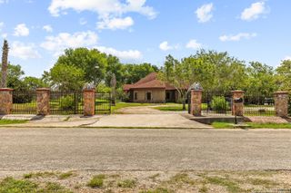 424 HOMECREST DR, La Vernia, TX 78121