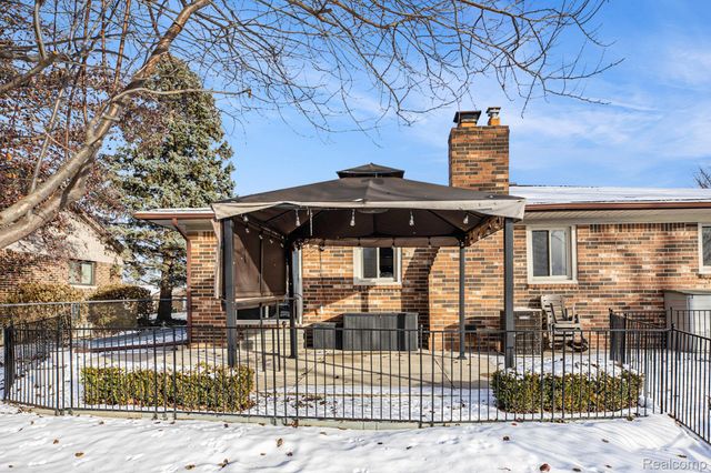 37815 Streamview Drive, Sterling Heights, MI 48312