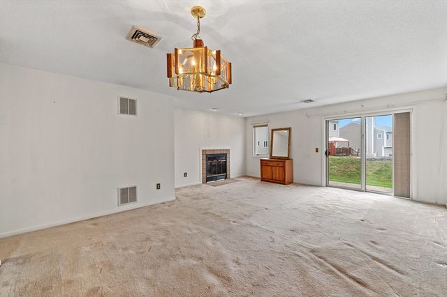 44 Oakwood Ln 44, Worcester, MA 01604