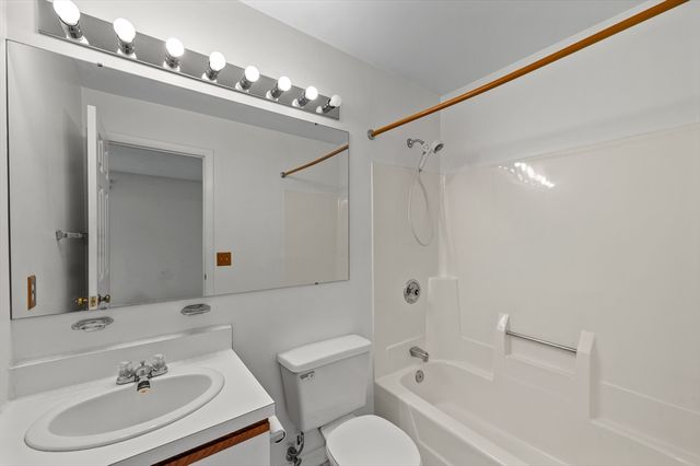 44 Oakwood Ln 44, Worcester, MA 01604