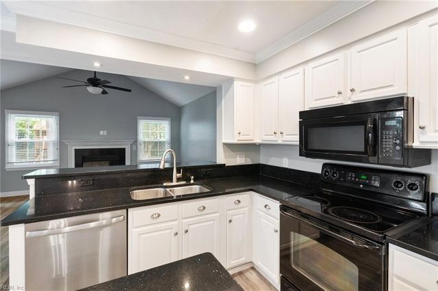 412 Peachtree LN, Yorktown, VA 23693