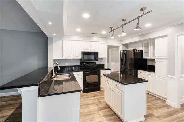 412 Peachtree LN, Yorktown, VA 23693