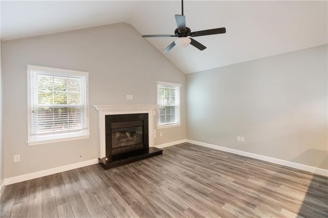412 Peachtree LN, Yorktown, VA 23693