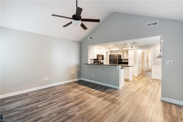 412 Peachtree LN, Yorktown, VA 23693