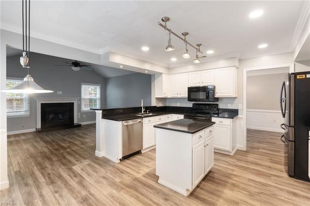 412 Peachtree LN, Yorktown, VA 23693