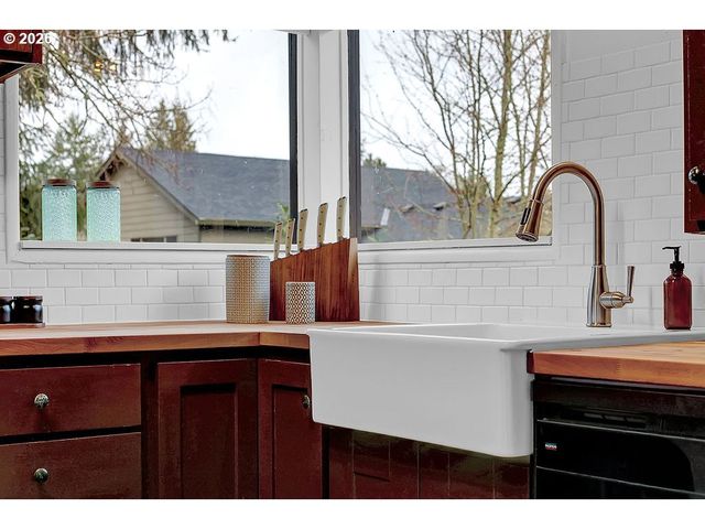 5537 Sw FLORIDA St, Portland, OR 97219