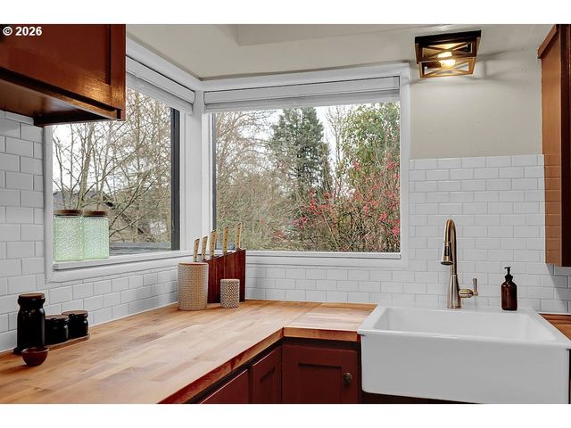 5537 Sw FLORIDA St, Portland, OR 97219