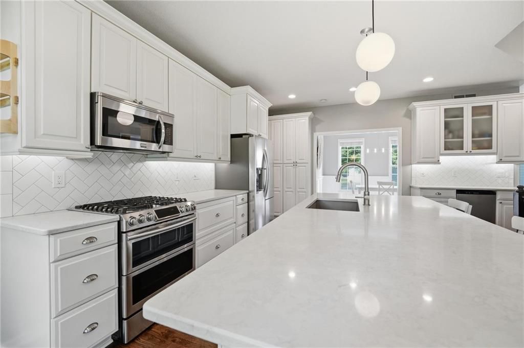 5210 W 157th Terrace, Overland Park, KS 66224