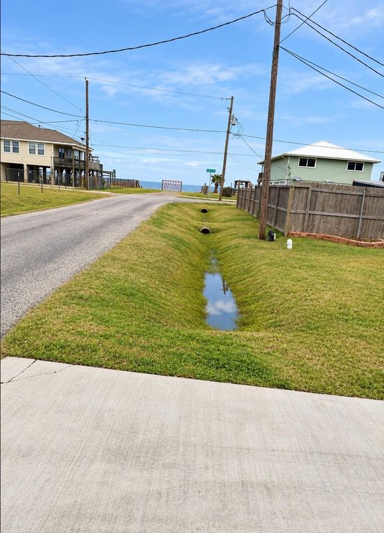 117 14th St, San Leon, TX 77568