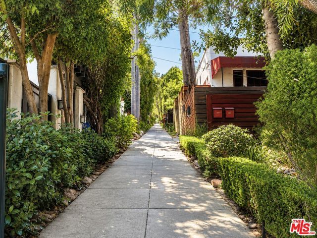 6853 Alta Loma Terrace, Los Angeles, CA 90068