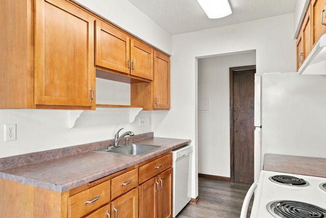 819 11th Avenue S 7, Hopkins, MN 55343