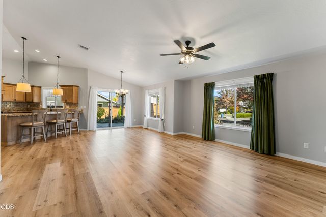 2804 SW Eastwood Lane, Grants Pass, OR 97527