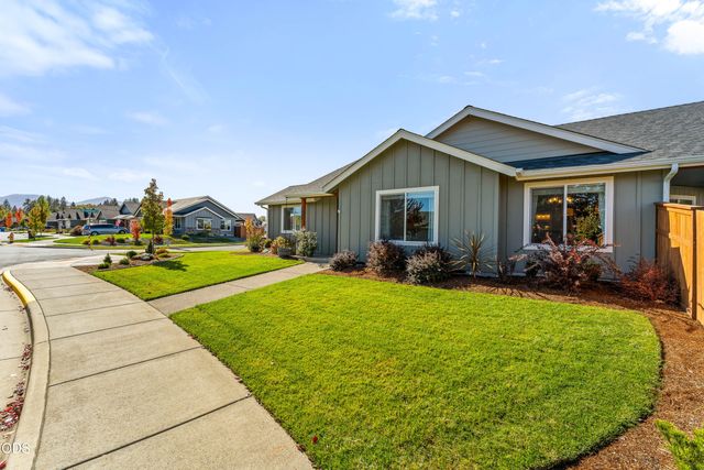 2804 SW Eastwood Lane, Grants Pass, OR 97527