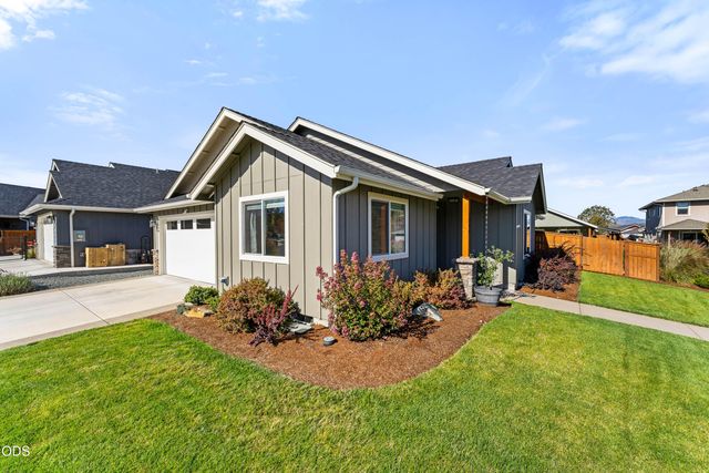 2804 SW Eastwood Lane, Grants Pass, OR 97527