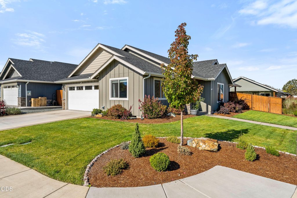 2804 SW Eastwood Lane, Grants Pass, OR 97527