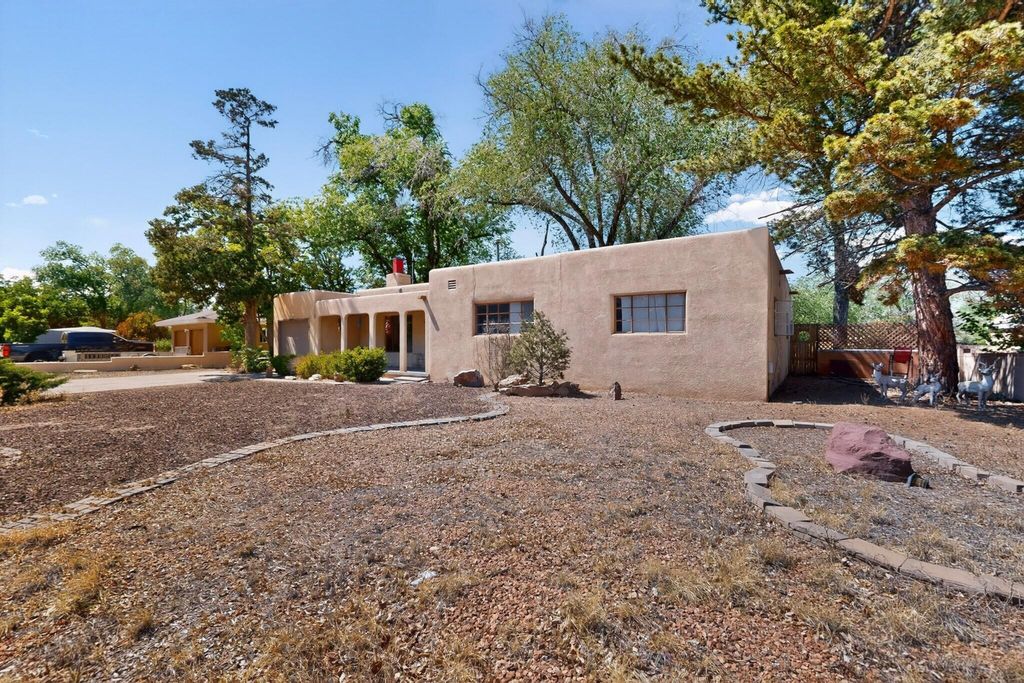 703 Solar Road NW, Albuquerque, NM 87107