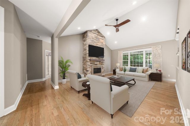 14 Waterbury Court, Hendersonville, NC 28791
