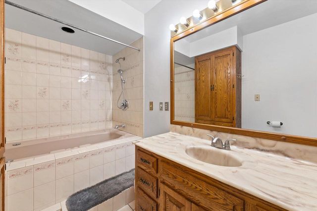 143 E Luther AVENUE, Oconomowoc, WI 53066
