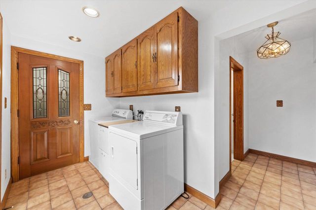143 E Luther AVENUE, Oconomowoc, WI 53066