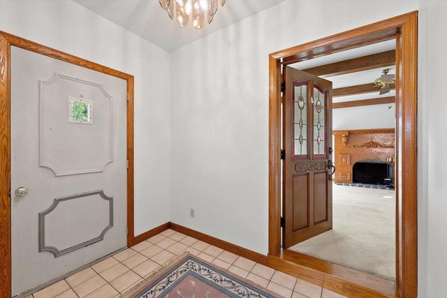 143 E Luther AVENUE, Oconomowoc, WI 53066