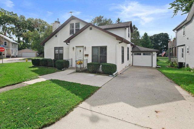 143 E Luther AVENUE, Oconomowoc, WI 53066