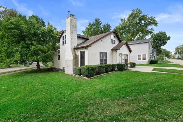 143 E Luther AVENUE, Oconomowoc, WI 53066
