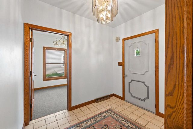143 E Luther AVENUE, Oconomowoc, WI 53066