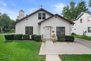 143 E Luther AVENUE, Oconomowoc, WI 53066