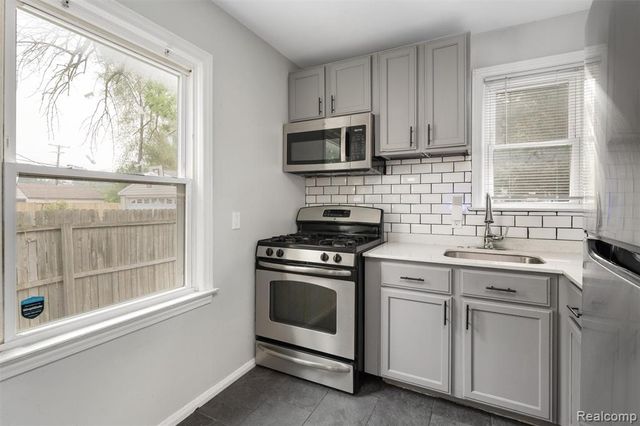22506 Tuscany Avenue, Eastpointe, MI 48021