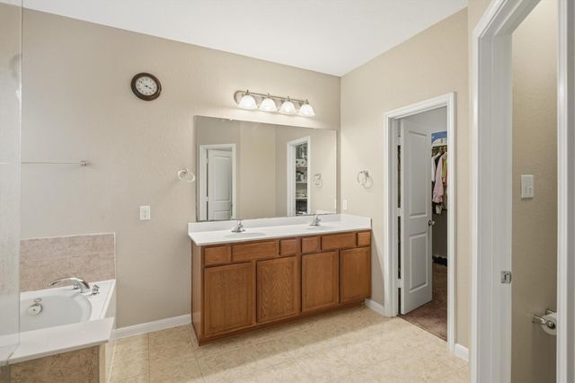 2704 Baywater Creek Lane, Pearland, TX 77089